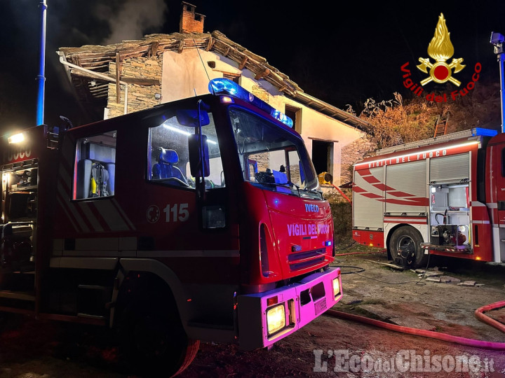 Luserna: fiamme sul tetto di un edificio in località Cà Brusà