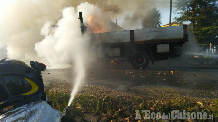 Airasca: autocarro in fiamme in via Roma, l'intervento dei Vigili del fuoco