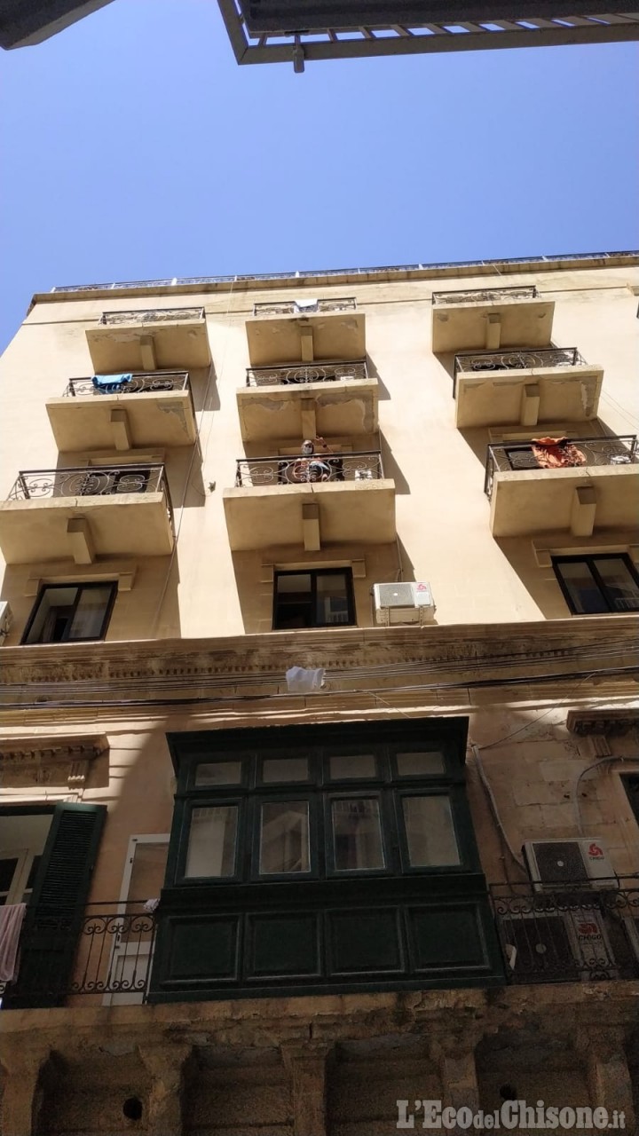 Ci sono due ragazze di Piossasco nel gruppo bloccato a Malta dal Covid. Genitori contro gli organizzatori della vacanza studio: "Le hanno abbandonate"