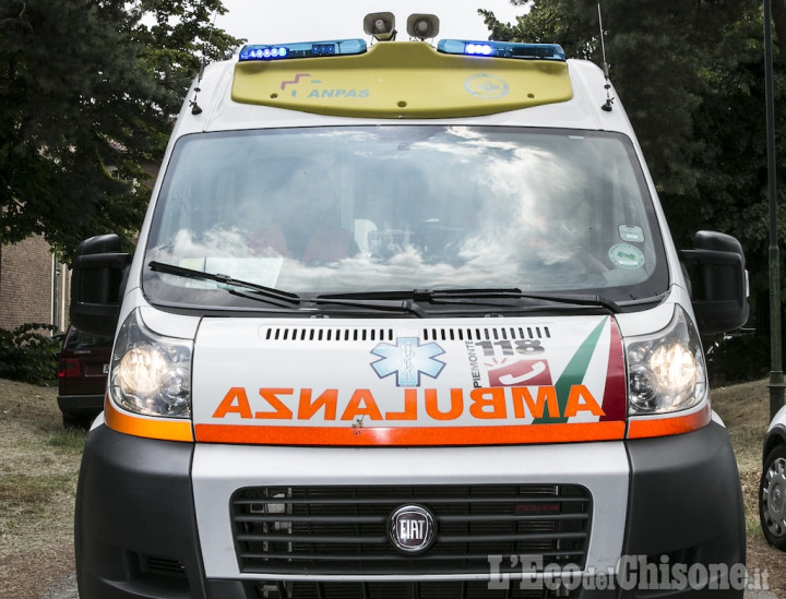 Sanfront: cade dalla moto lungo una strada tra i boschi, ferito 38enne