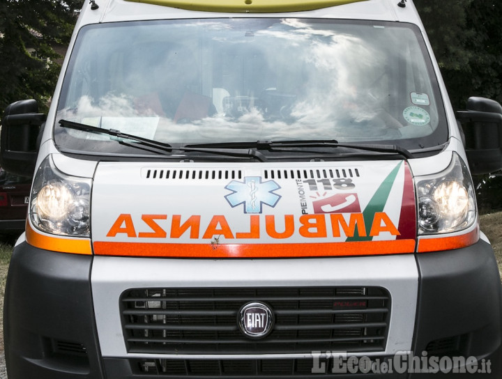 Finisce con l&#039;auto fuori strada a Volvera, donna trasportata al Cto