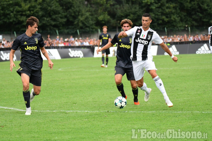 Cronaca e immagini della &quot;prima&quot; di CR7: Juve a Villar 5 a 0, con Ronaldo in rete