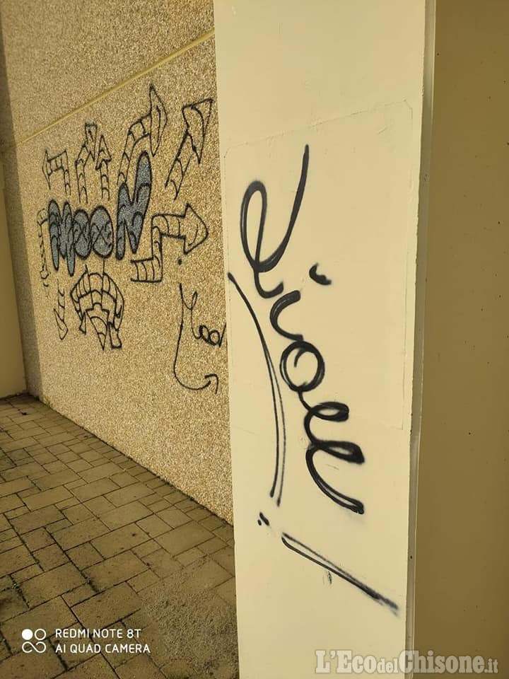 Cumiana: atto vandalico sulle colonne e i muri del Palazzetto dello Sport