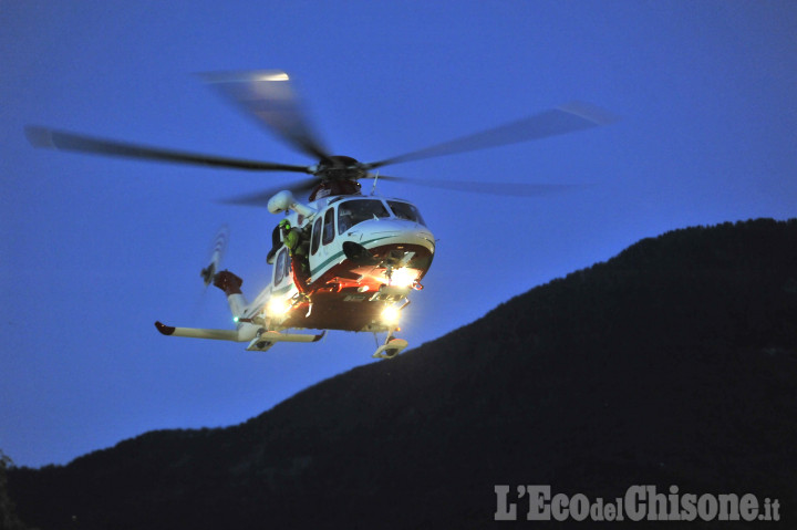 Con il parapendio contro i fili dell&#039;alta tensione, ferito 39enne di Giaveno