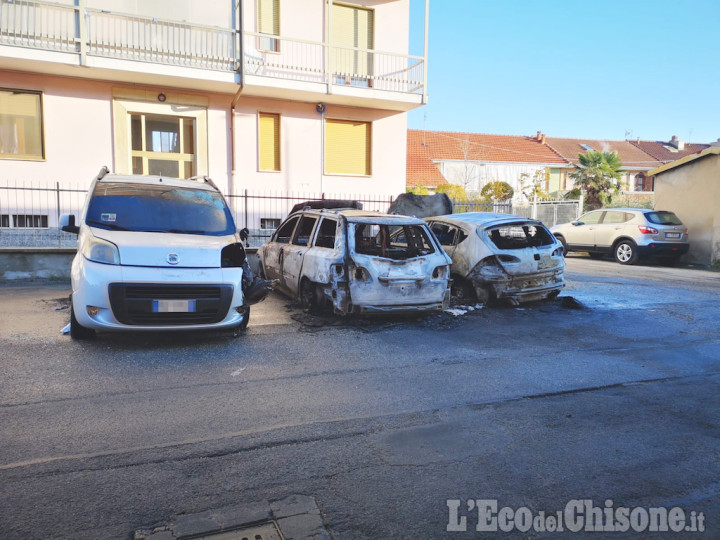 Rivalta: fiamme nella notte, tre auto a fuoco in via Bandiera