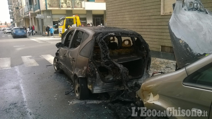 Pinerolo: auto in fiamme in Via Rossi
