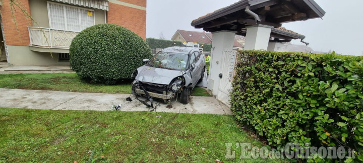 Bruino: auto fuori strada, finisce nel giardino di un condominio