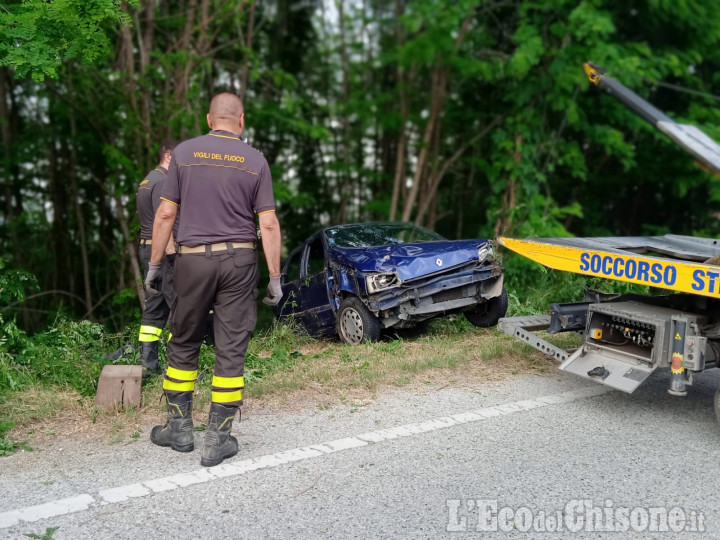 Revello: auto fuori strada cappotta nel bosco, ferita una donna