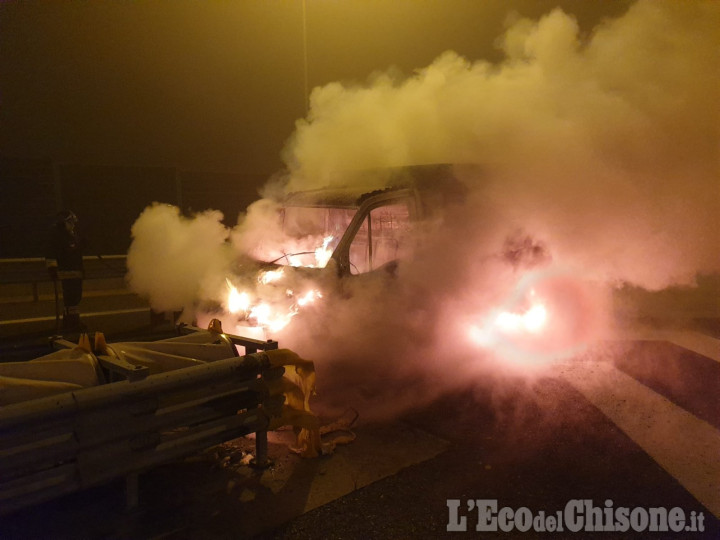 Riva di Pinerolo: camion si incendia sull'autostrada, l'intervento dei Vigili del fuoco