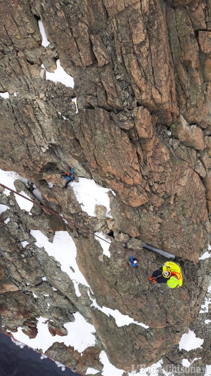 Recuperati illesi i due alpinisti bloccati per nebbia sul Monviso