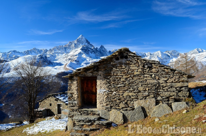 La foto vincitrice della settimana: baciati al sole guardando il Monviso di Mario Dovis