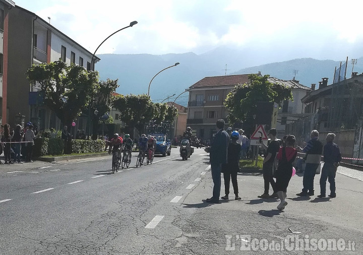 Giro d&#039;Italia: otto davanti verso il muro che precede il traguardo di Pinerolo