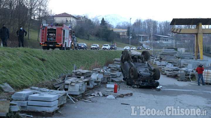 Bagnolo: perde il controllo dell'auto, abbatte un lampione e cappotta tra le pietre di Luserna