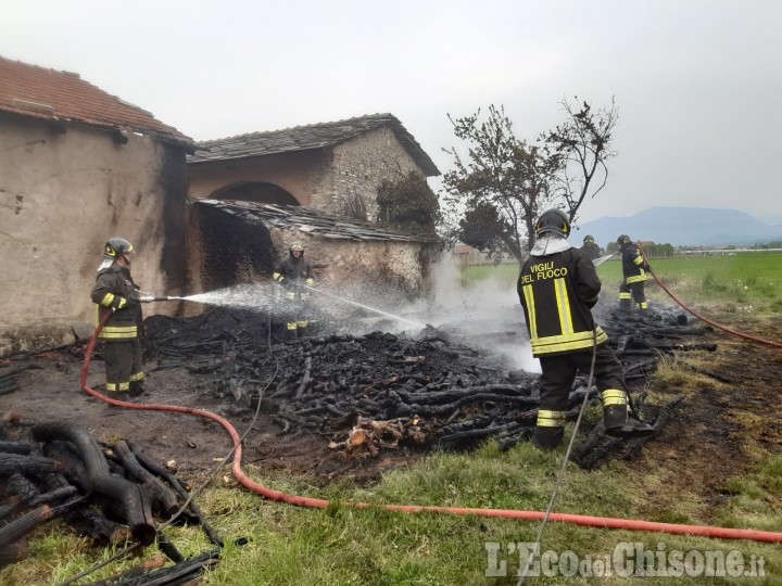 Campiglione Fenile: fiamme in una legnaia, i Vigili del fuoco domano il rogo