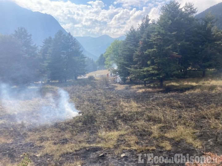 Fenestrelle: incendio sul sentiero per Pequerel