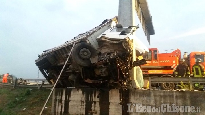 Beinasco, camion contro un pilone sulla Torino-Pinerolo: muore il conducente, due feriti al Cto