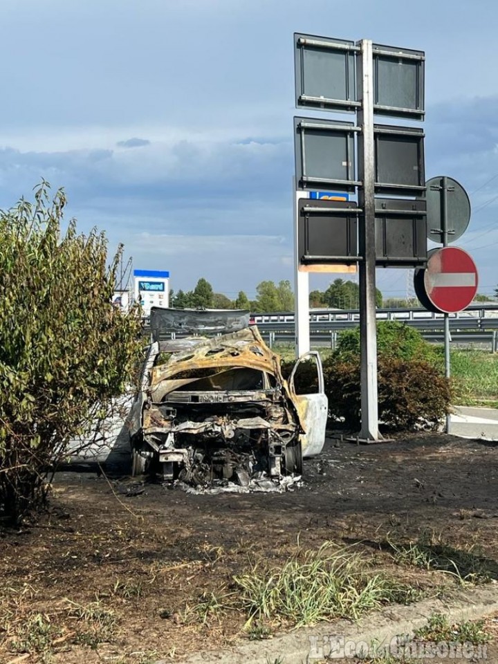 Beinasco: auto contro guard rail e poi prende fuoco, il conducente scappa dopo l'incidente