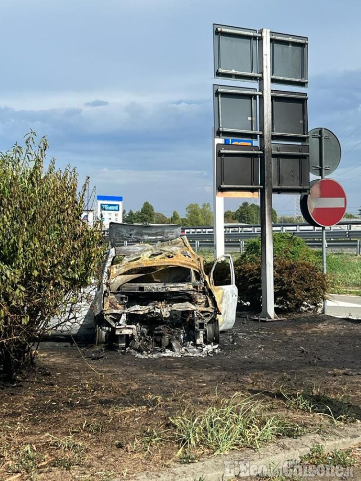 Beinasco: auto contro guard rail e poi prende fuoco, il conducente scappa dopo l'incidente