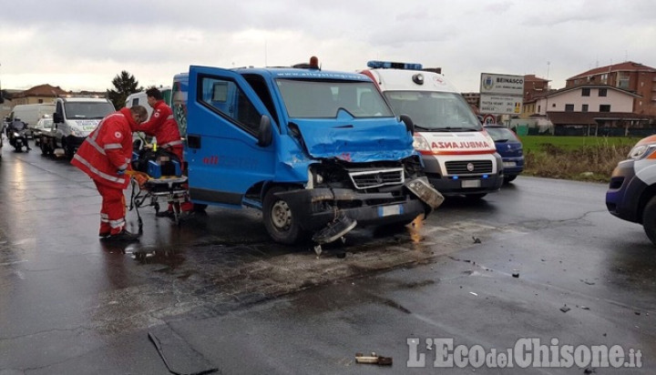 Beinasco: furgone blindato contro un camion, tre feriti