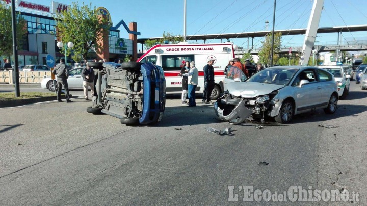 Beinasco: incidente alla rotonda delle Fornaci, un&#039;auto si ribalta