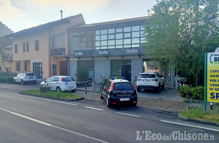 Beinasco: forano la porta della banca, ma poi scappano a mani vuote 