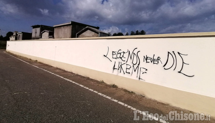Beinasco: vandali in azione al cimitero, imbrattate le pareti perimetrali