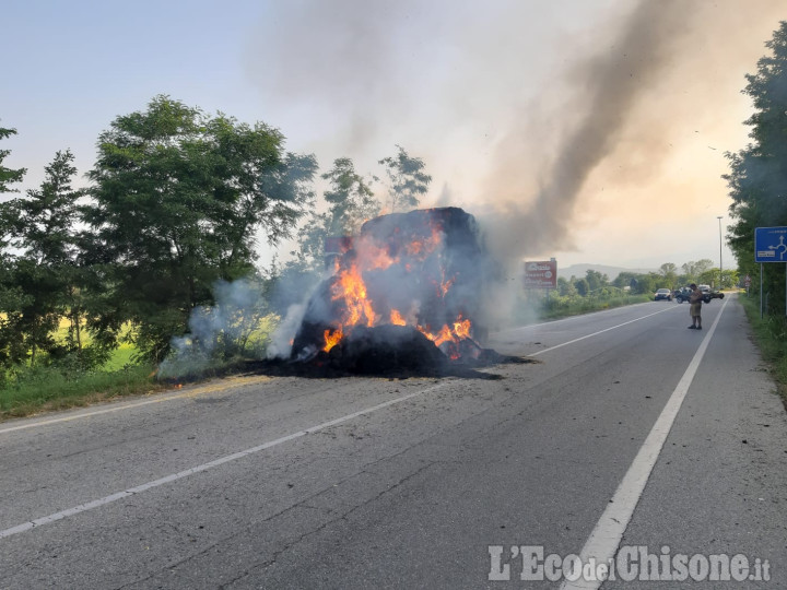 Fieno in fiamme, l&#039;agricoltore sgancia il rimorchio tra Frossasco e Cumiana