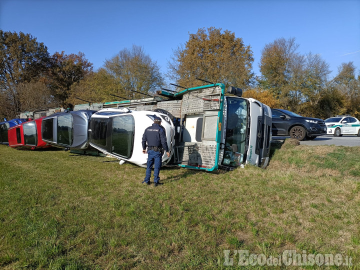 Nichelino: bisarca si ribalta, gravi danni alle auto pronte per l'immatricolazione