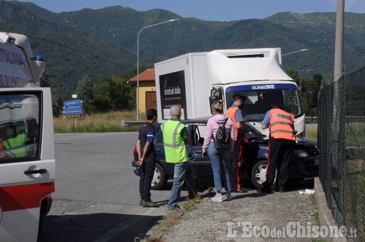 Revello, scontro tra auto e camion