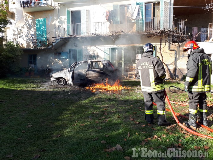 Auto in fiamme a Bricherasio