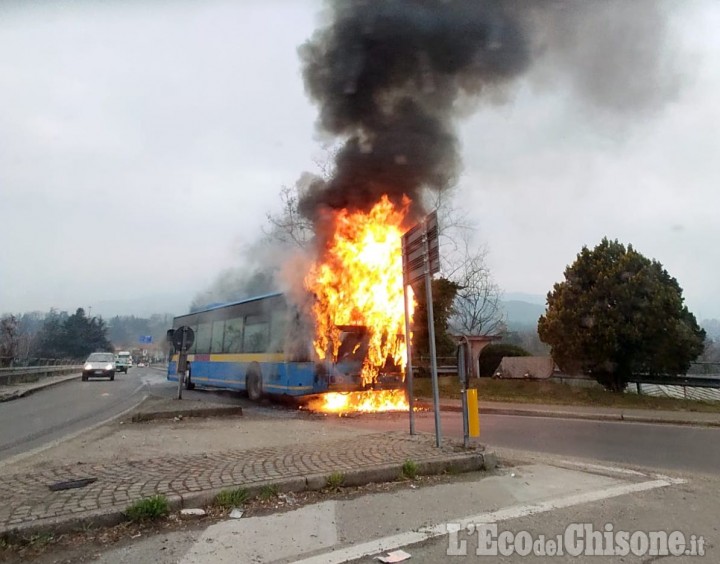 Bricherasio: bus in fiamme al ponte di Bibiana, illesi studenti e conducente