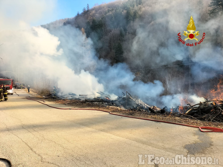 Salza: fiamme a cataste di legname, l'intervento dei Vigili del fuoco