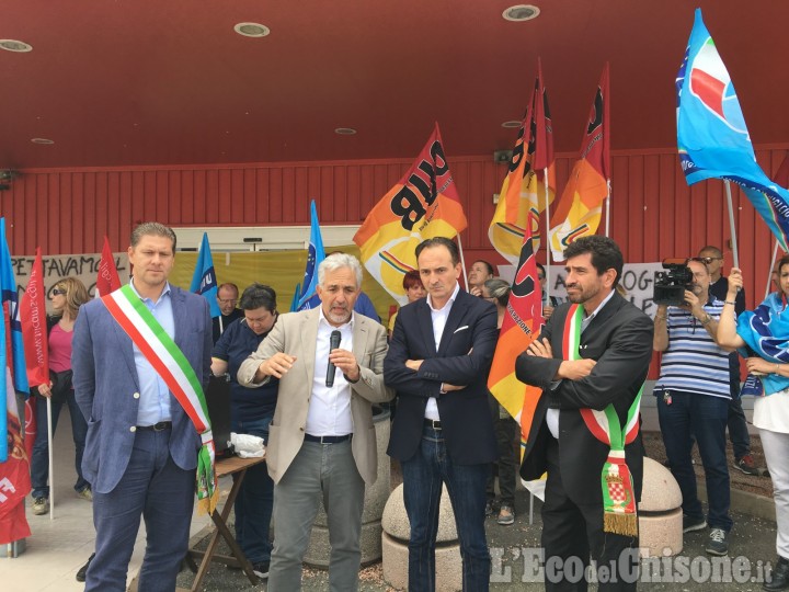 Beinasco: il presidente del Piemonte Cirio incontra i lavoratori di Mercatone Uno