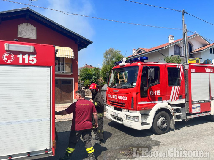 Vigone: fiamme in una rimessa di via Bonetto, Vigili del fuoco al lavoro