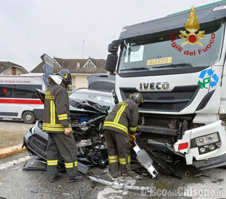 Casalgrasso: scontro tra auto e camion in via Saluzzo