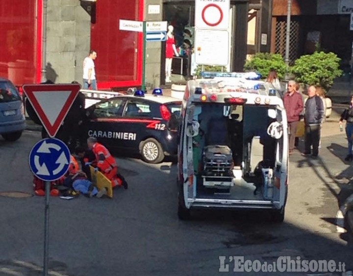 Orbassano: incidente alla rotonda, anziano ferito lieve