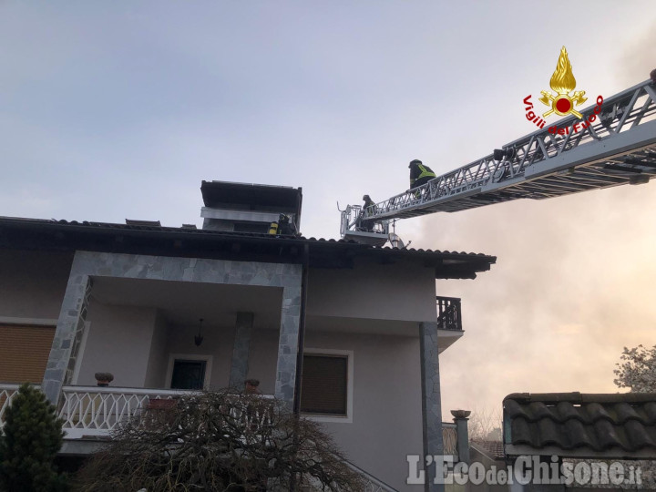 Rivalta: fiamme in una casa di strada san Luigi, l'intervento dei Vigili del fuoco