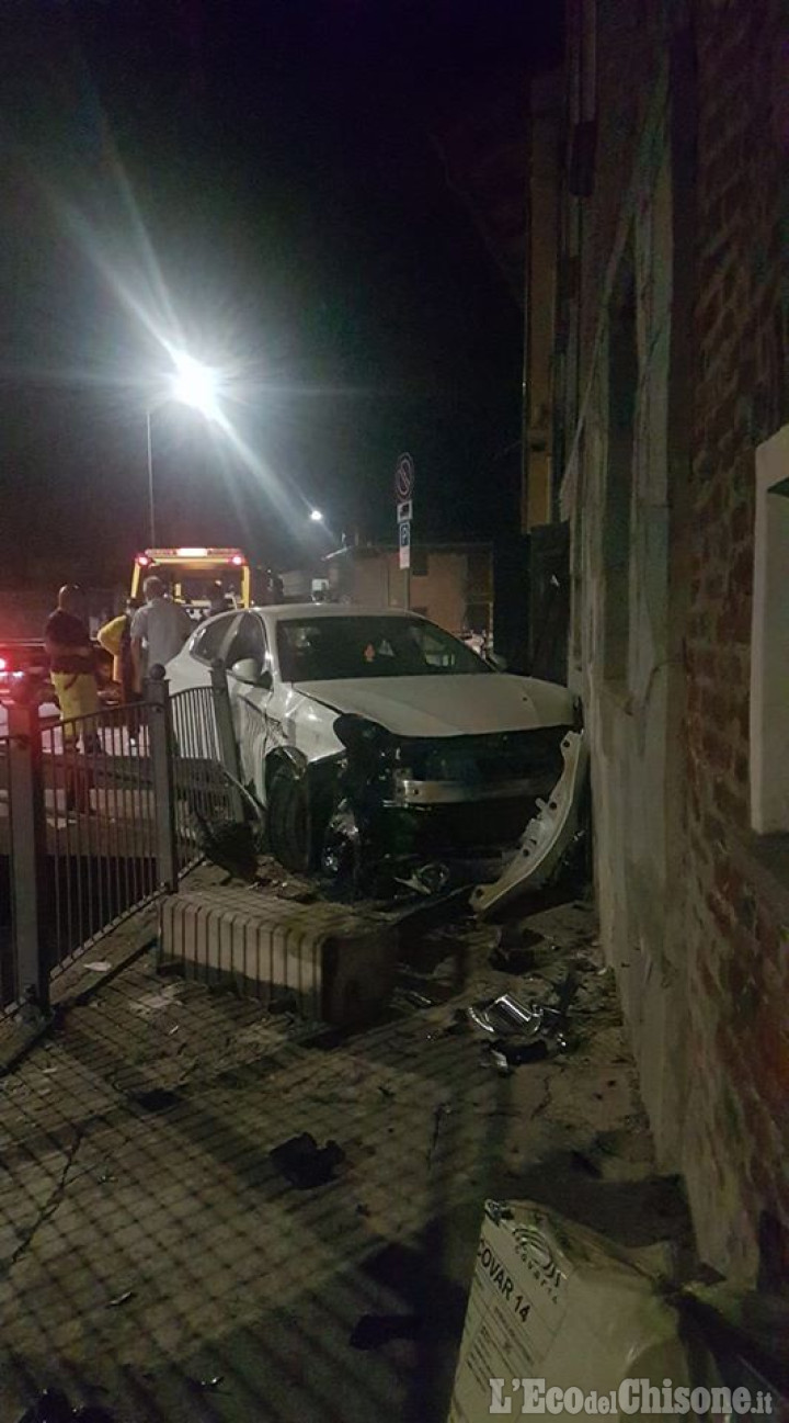 Virle: auto contro il muro di un’abitazione, illeso il conducente