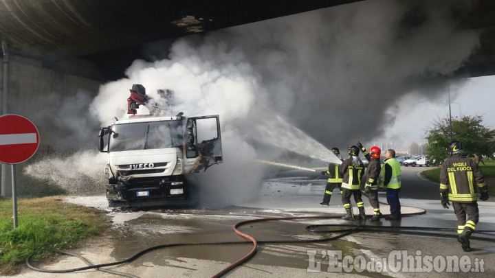 Pinerolo: camion Acea in fiamme, problemi alla circolazione