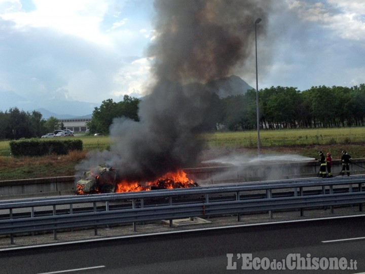 Volvera: camper in fiamme sulla Torino-Pinerolo