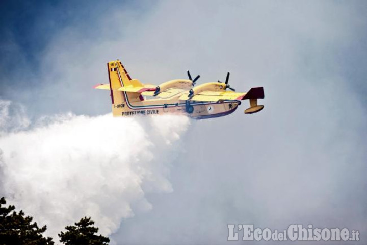 Incendio in Val Chisone: si allarga fronte del fuoco verso Bourcet, intervenuti Canadair