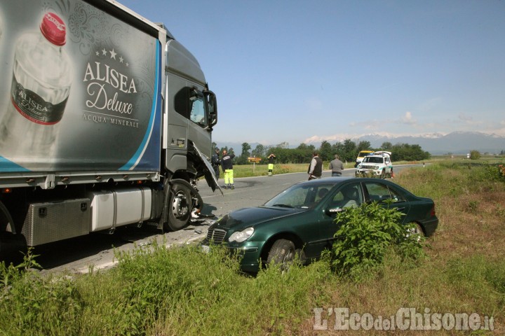 Candiolo: incidente sulla Provinciale, coinvolte due auto e un camion