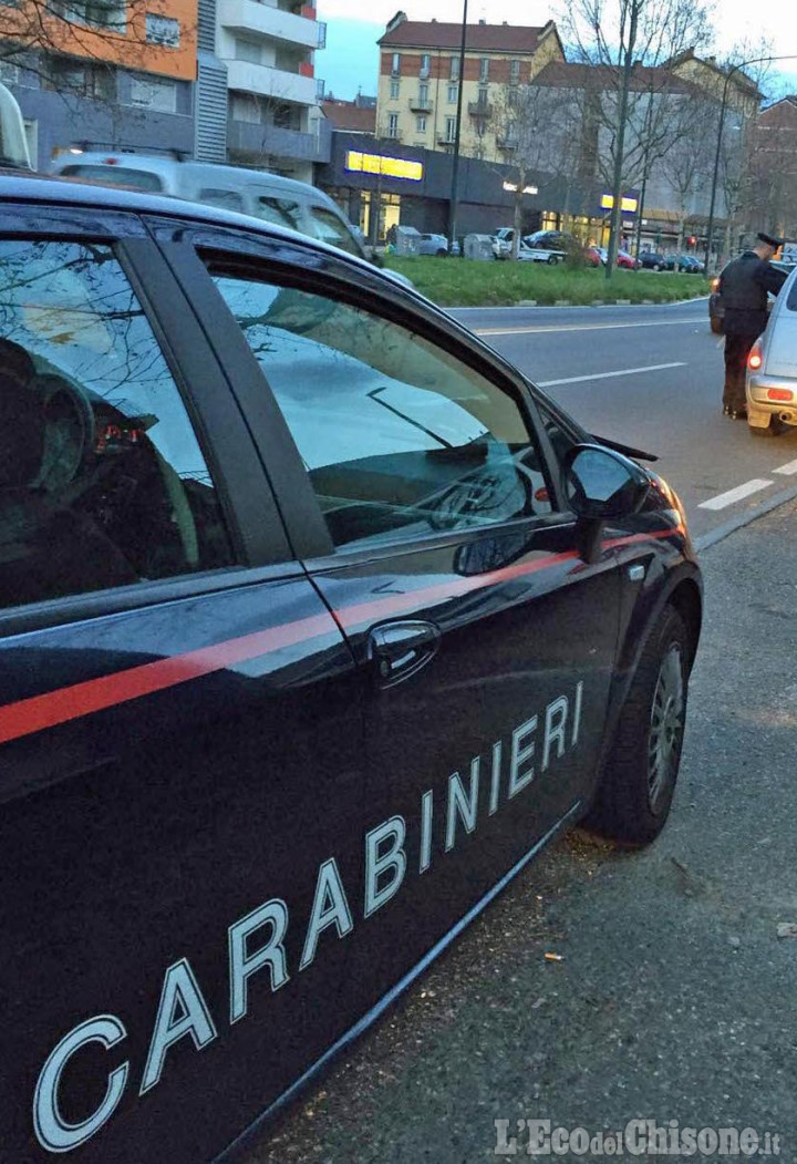 Beinasco: giovani senza patente tentano di fuggire ai carabinieri, tre denunciati