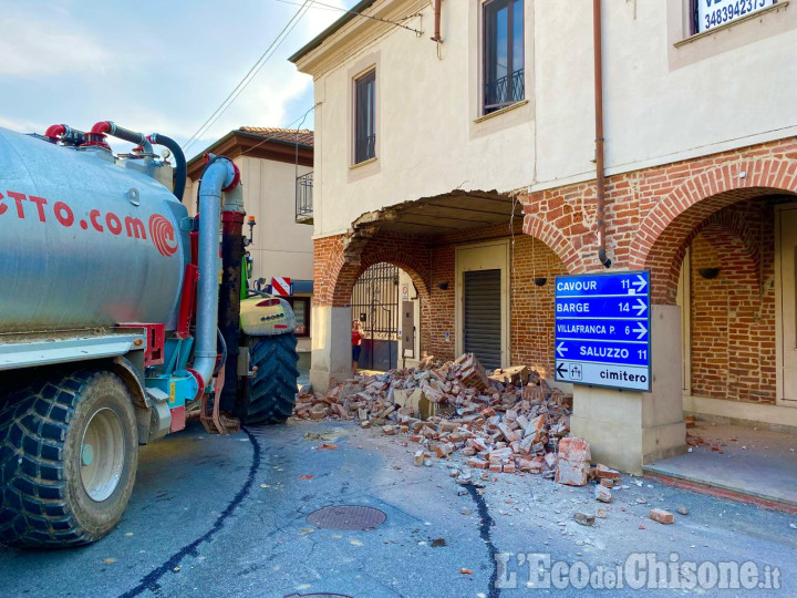 Cardè, trattore contro il portico