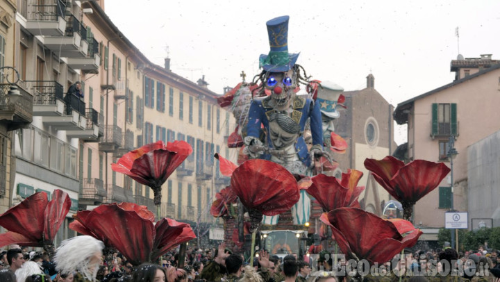 Week end con il 96° Carnevale di Saluzzo e la sfilata dei carri in notturna a Barge