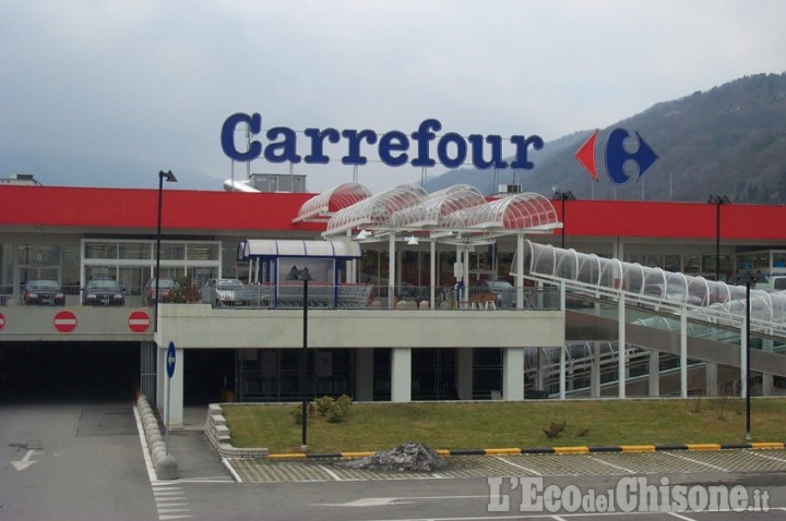 Pinerolo: sciopero al Carrefour, protesta dei dipendenti contro i trasferimenti