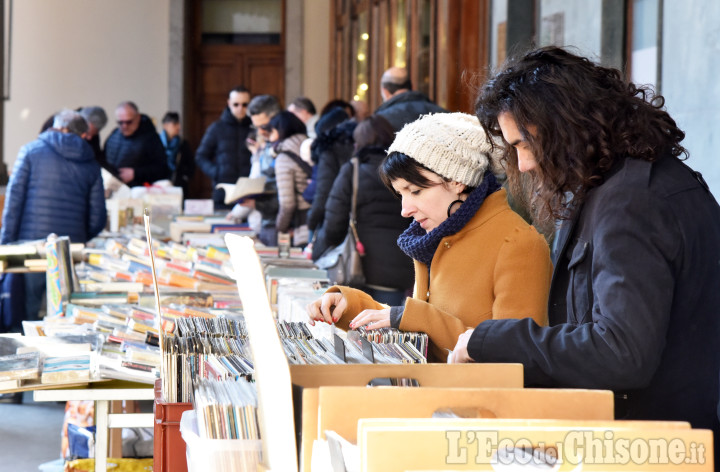 Pinerolo: nel centro storico domenica torna il mercatino della carta e del vinile