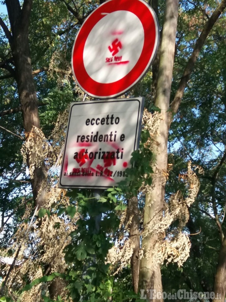Rivalta: cancellate le svastiche dai cartelli di via Pinerolo