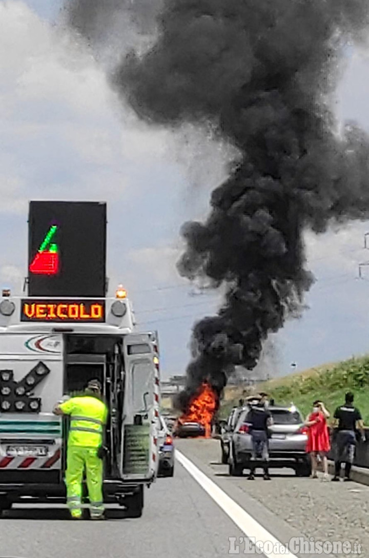 Auto in fiamme sull'autostrada tra Volvera e Gerbole
