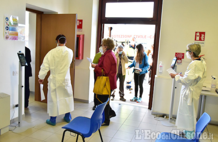 Le prime foto al nuovo centro vaccinale presso la Scuola di Cavalleria di Abbadia di Pinerolo